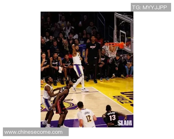 湖人队与热火队激战正酣赛季对决引发球迷热议与期待